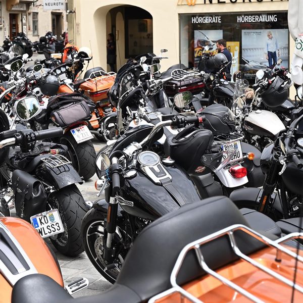Dutzende Harleys bei einem brTour-Stopp