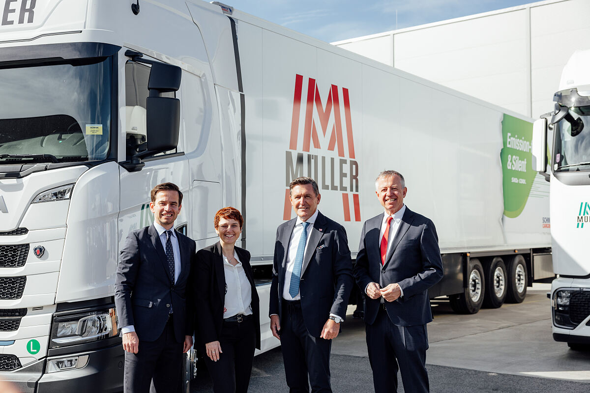 Gruppenfoto vor dem E-LKW