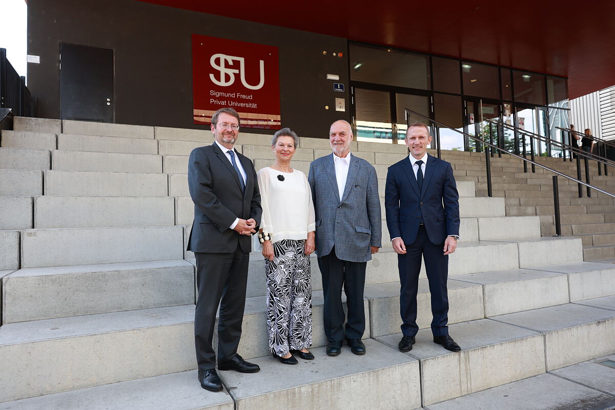 SFU: Gruppenbild vor dem Campus