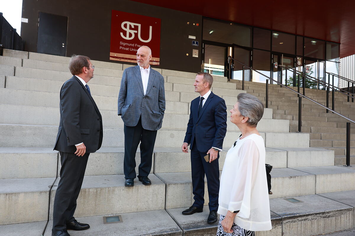 SFU: Rektor Pollak mit Gründern sowie Kevin Lynch im Gespräch