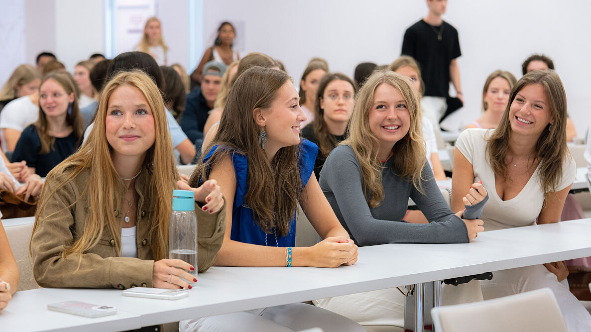 Studierende der SFU im Hörsaal