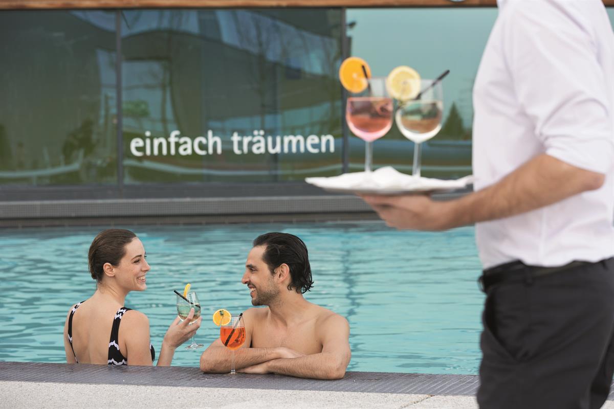 Cocktails am Pool in der Therme Wien 