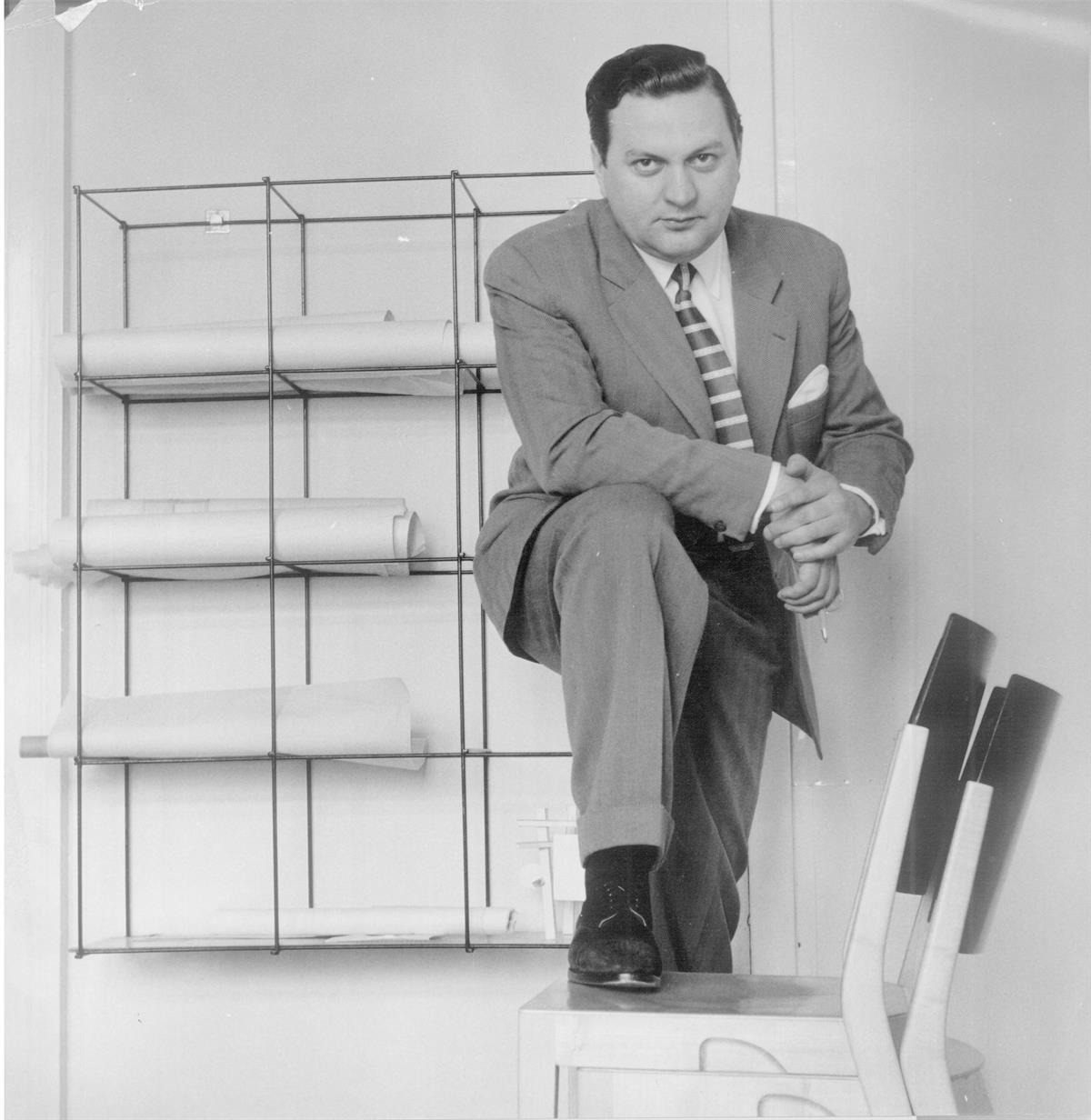 Karl Schwanzer in seinem Atelier Seilergasse 16, 1957