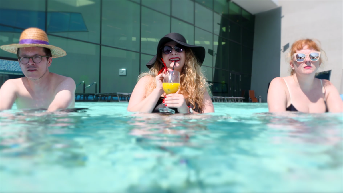 Cocktails am Pool  oder doch Aqua Cycling?