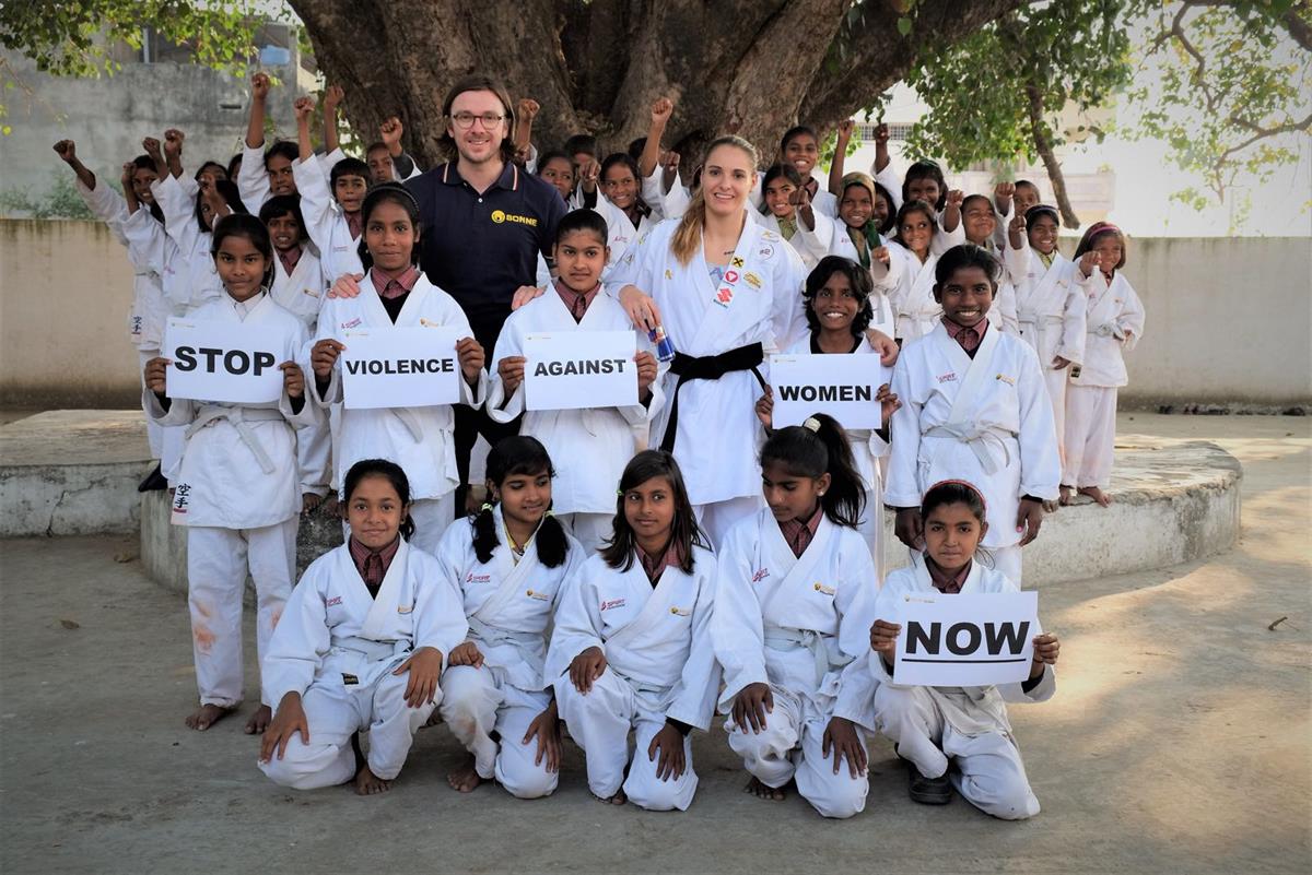 Karate Weltmeisterin Alisa Buchinger trainiert in Indien hunderte von Mädchen