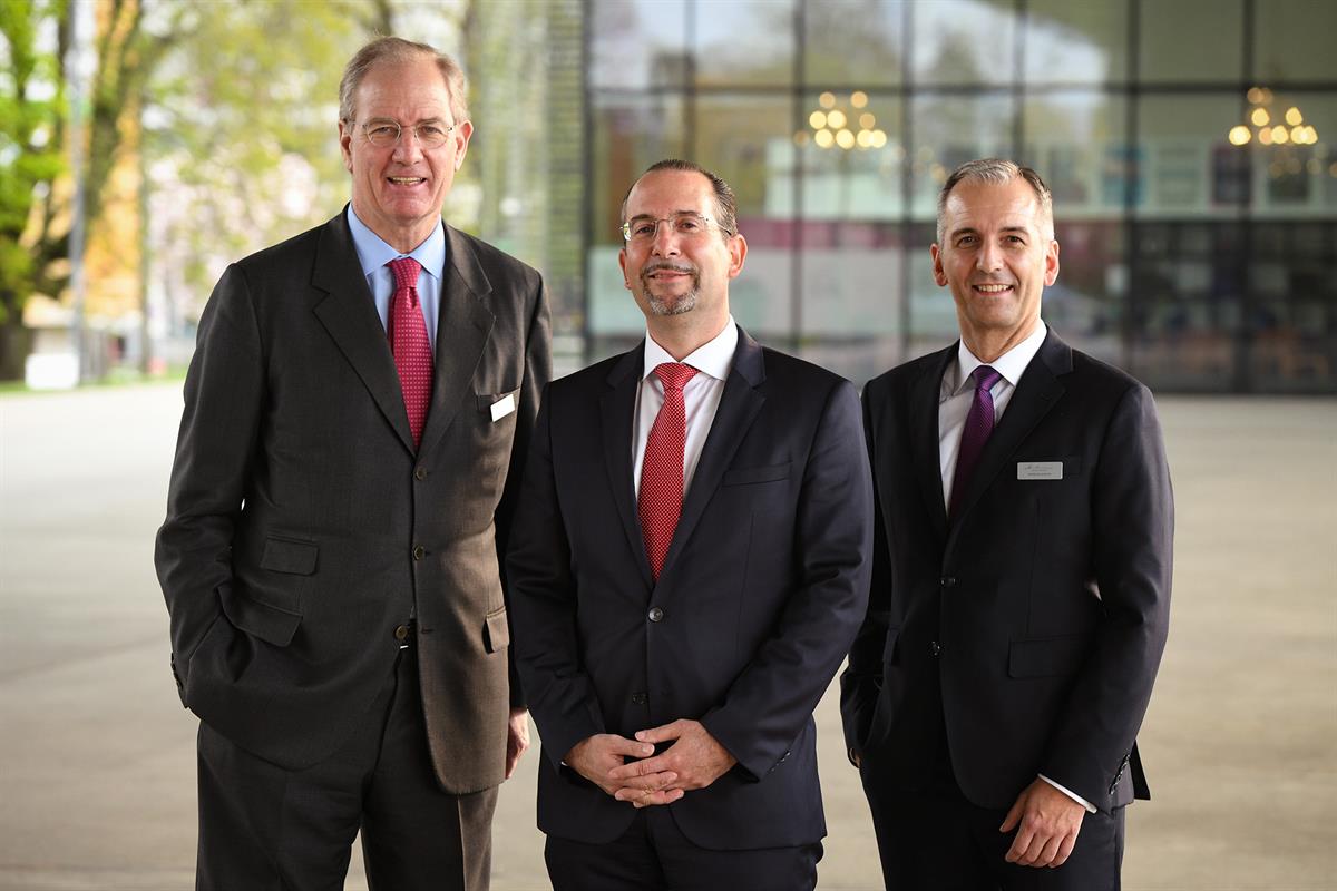 vlnr: Bank Gutmann CEO Frank br Lippitt, Prof. Dr. Teodoro Cocco, JKU Linz, Werner Blaslbauer, brNiederlassungsleiter Bank brGutmann Linz