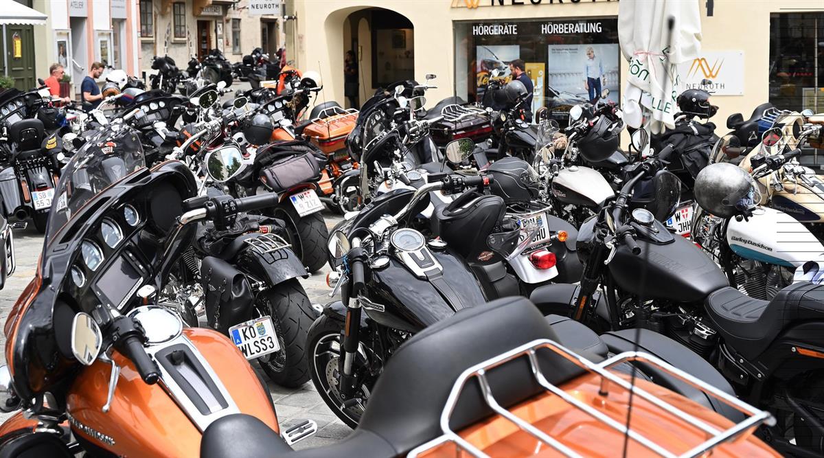 Dutzende Harleys bei einem brTour-Stopp