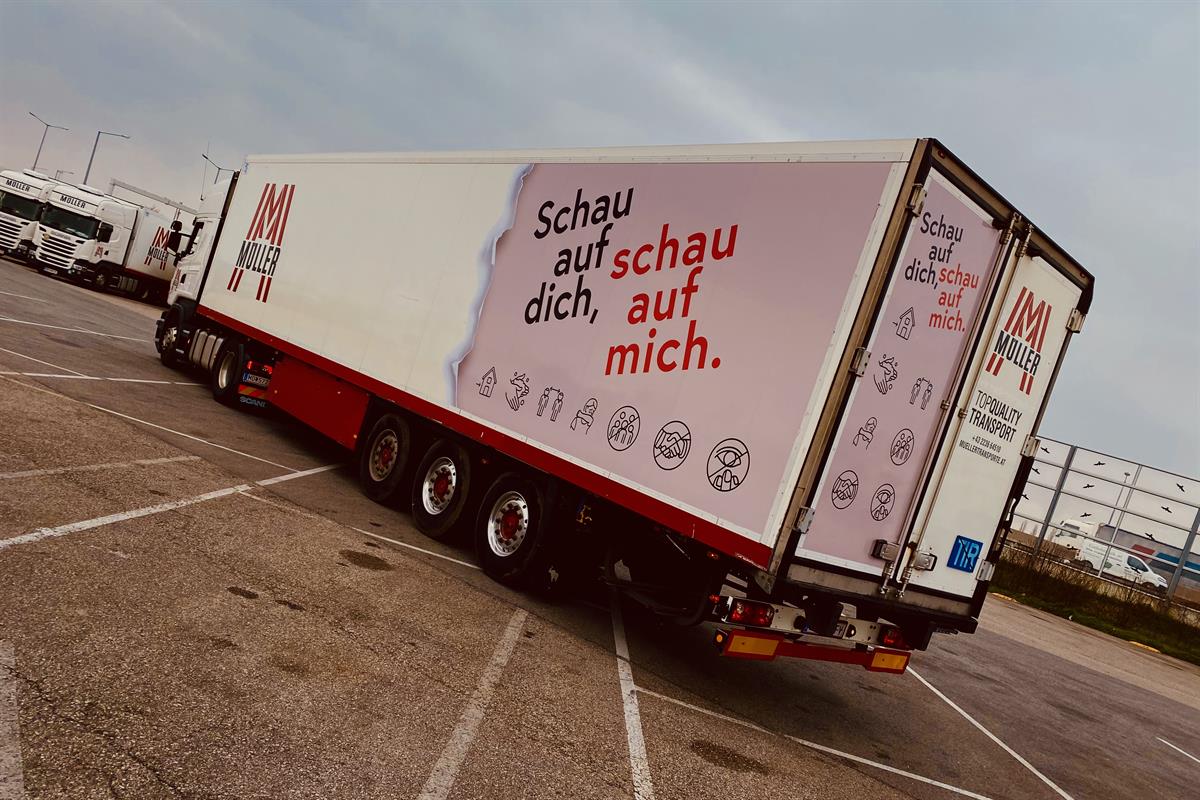 Müller Transporte-Sattelauflieger mit dem Slogan „Schau auf dich, schau auf mich!“