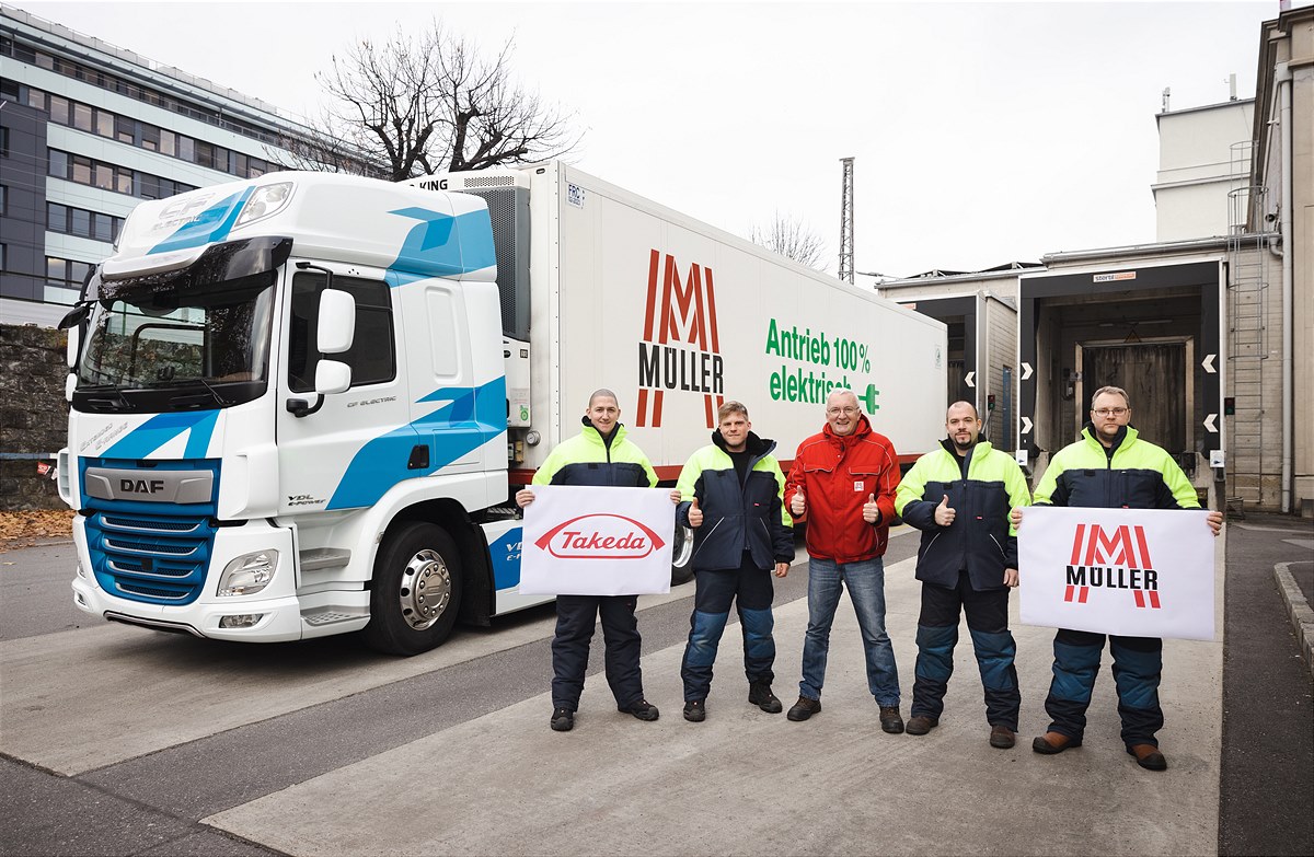 Müller Transporte startet Pilotprojekt mit E-LKW-Zugmaschinen bei Takeda in Wien