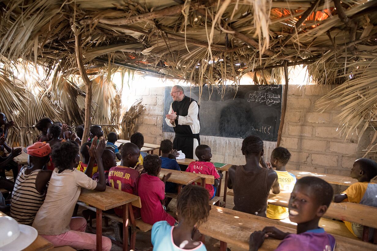 Pater Karl Wallner besucht eine Schule in Senegal
