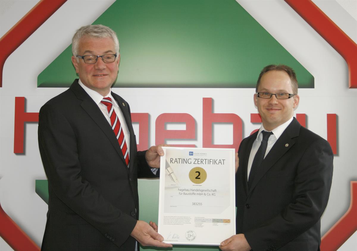 v.l.: Heribert Gondert, Sprecher der hagebau Geschäftsführung, und Sven Grobrügge, Bereichsleiter Recht und Finanzen der hagebau, nehmen die Auszeichnung entgegen.