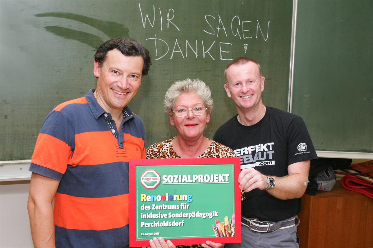 Bunter Schulstart – hagebau Mitarbeiter malen Klassenzimmer aus