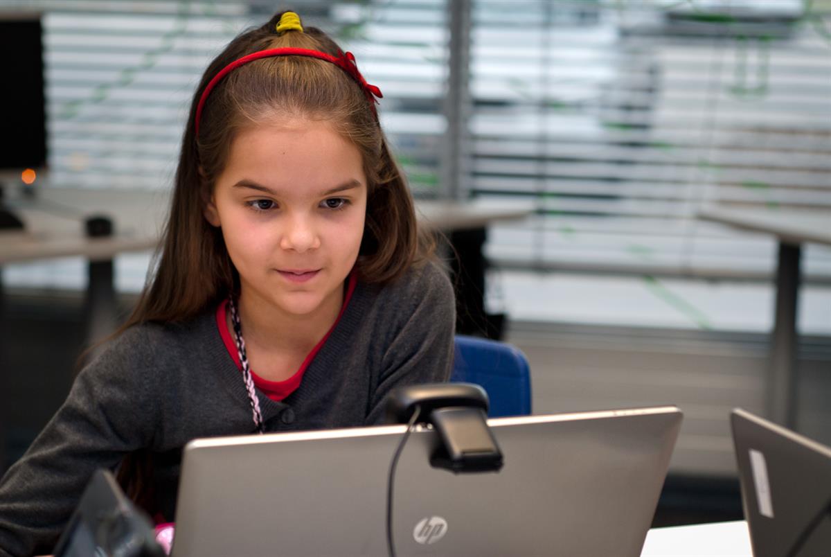 Mädchen am Computer – Safer Internet Day 2013