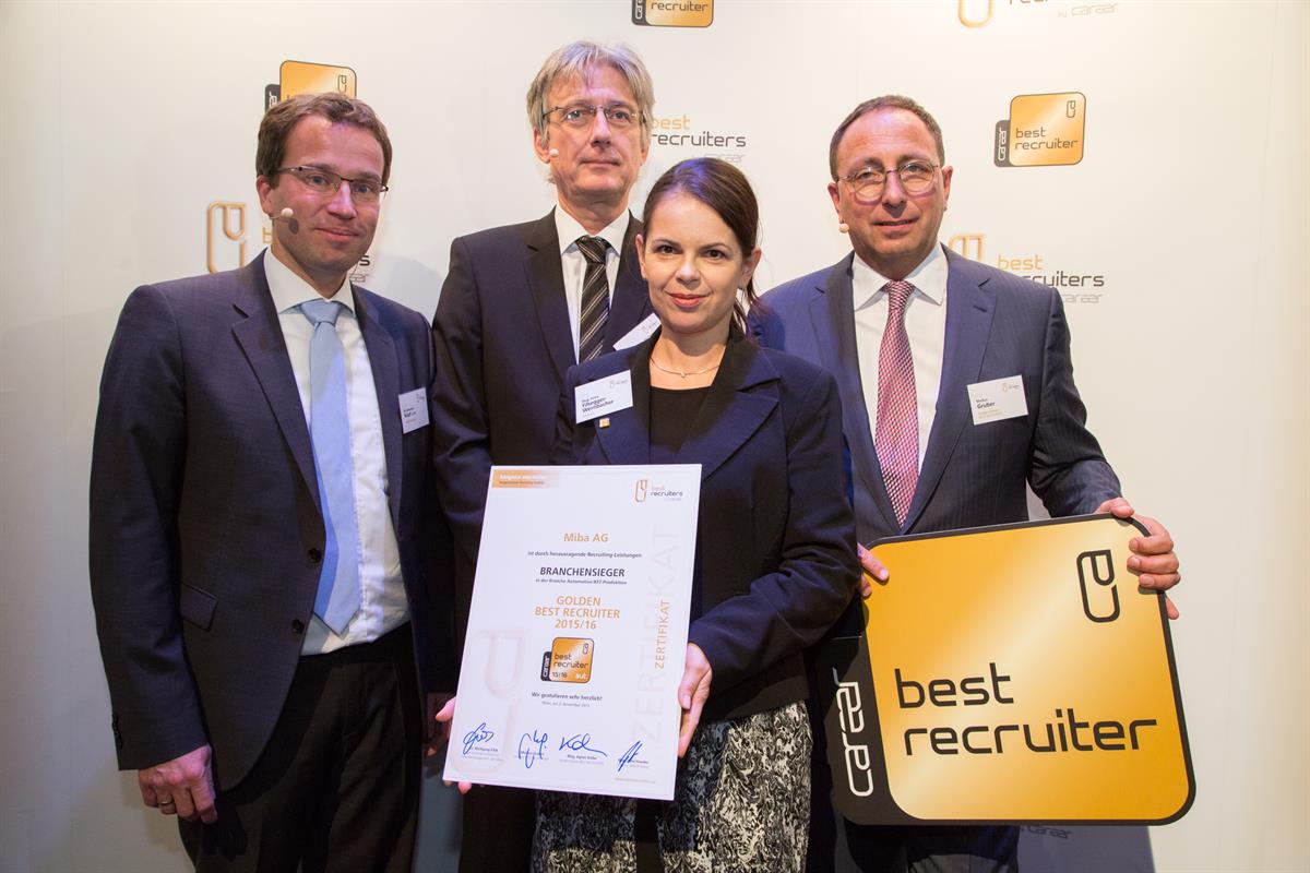 Petra Filsegger-Wernbacher, Human Capital Manager Miba AG, nimmt die Auszeichnung stellvertretend für die Miba entgegen