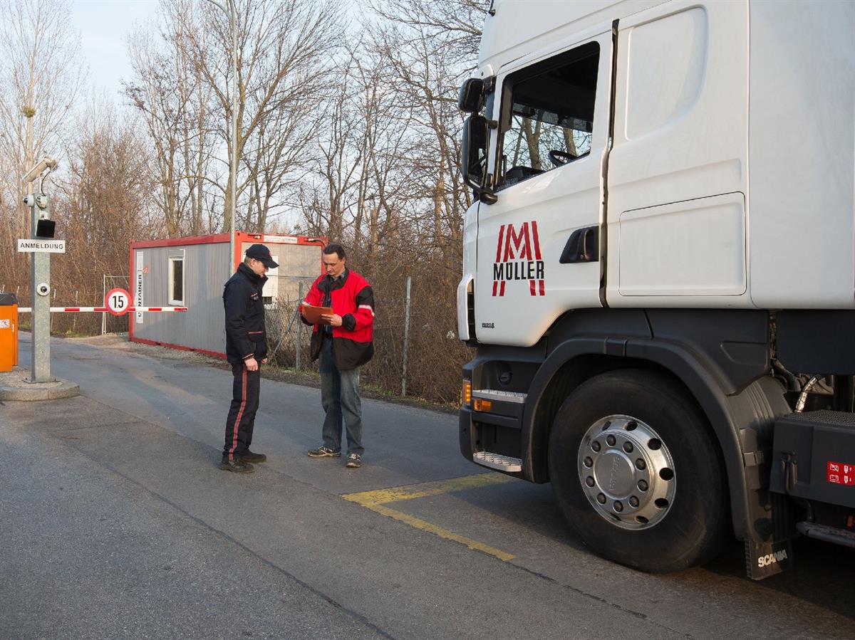 Kühlsattelzug von Müller Transporte beim Auschecken am Firmengelände
