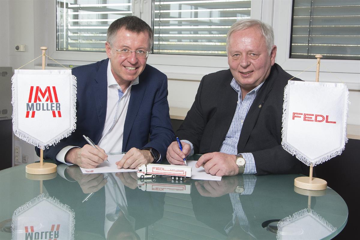 Fritz Müller und Johann Fedl bei der Unterzeichnung der Unternehmensgründung