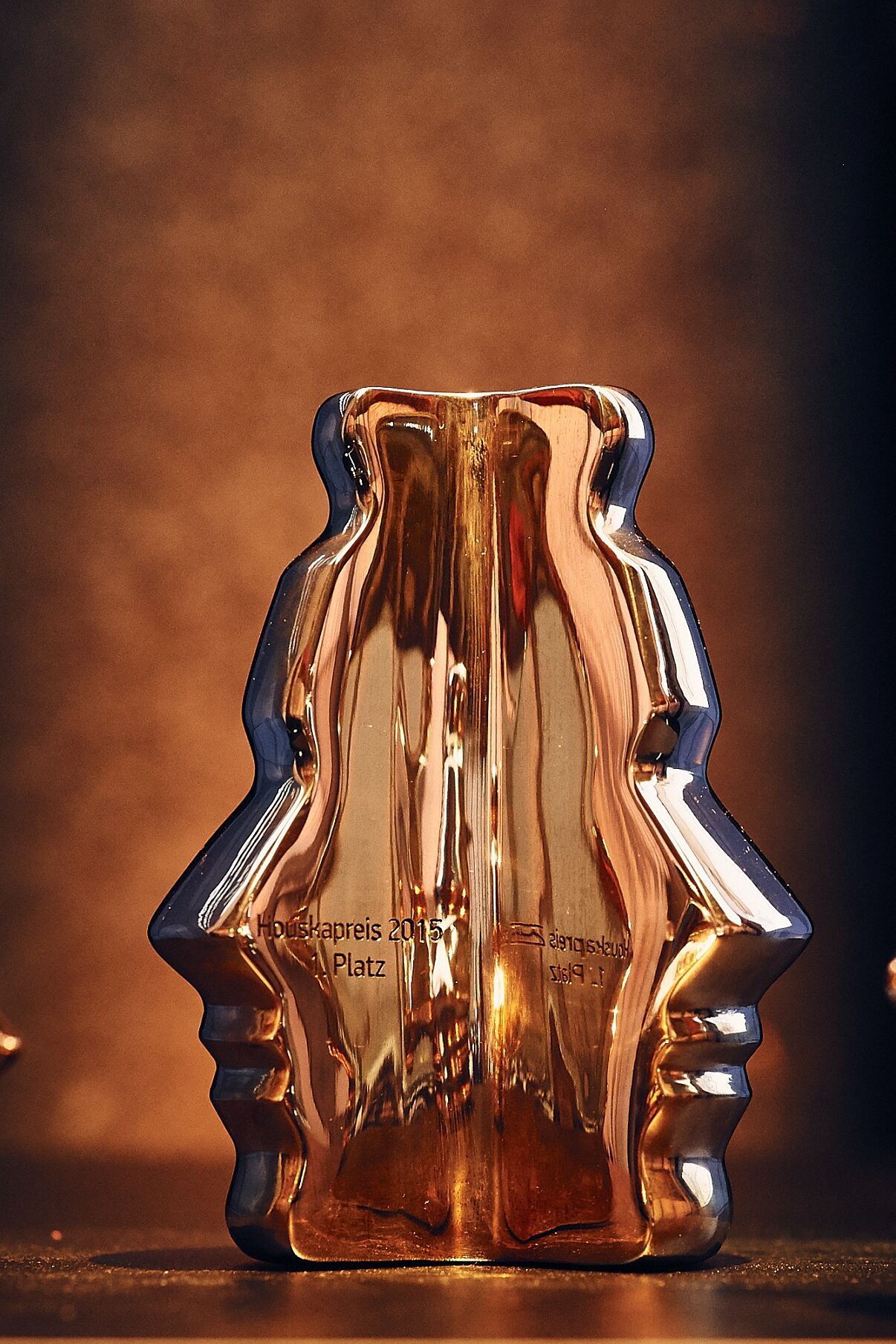 Houskapreis-Statue (Hochkant)