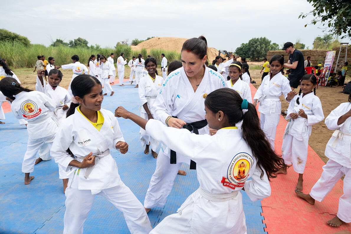 Karatetraining mit Alisa Buchinger in Indien