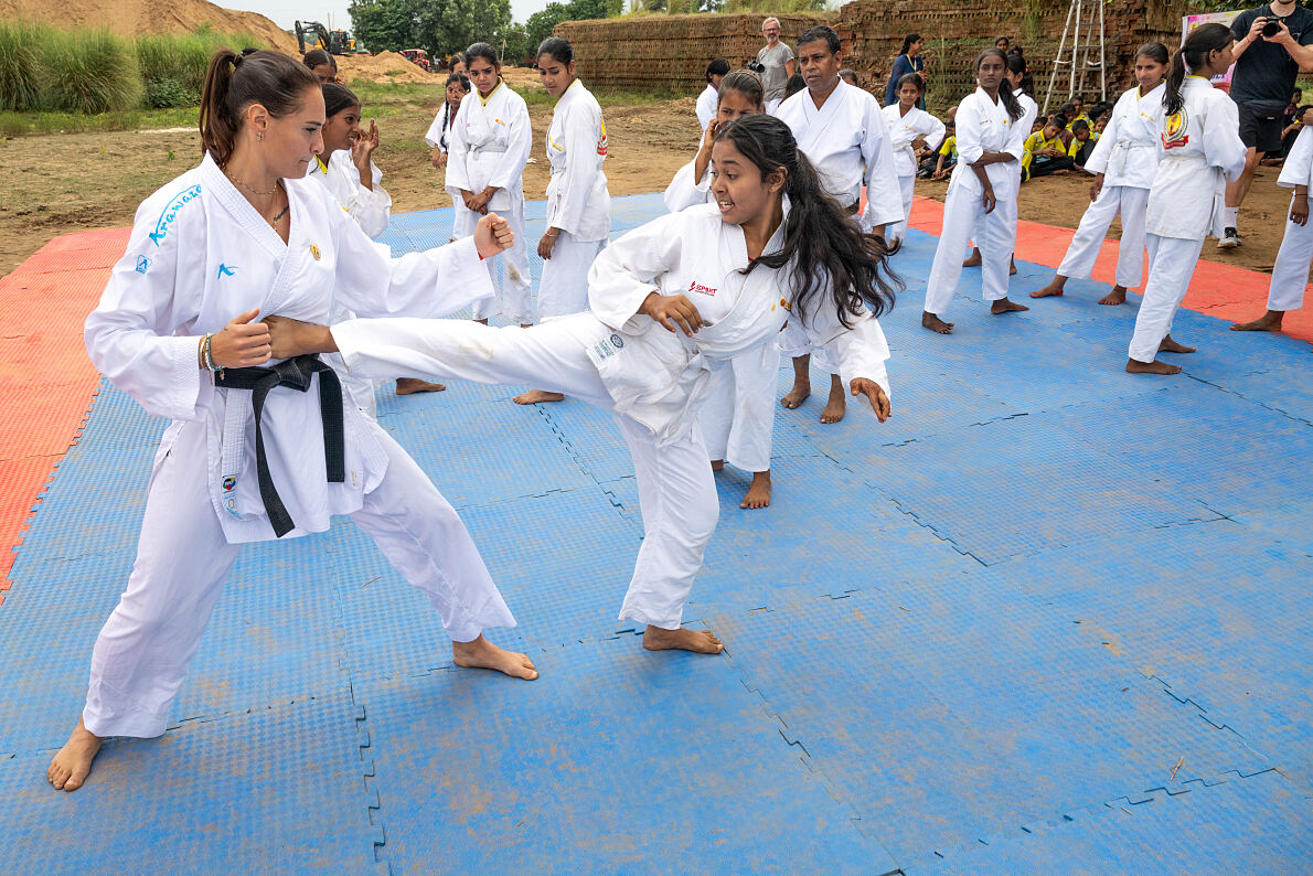 Karatetraining mit Alisa Buchinger in Indien