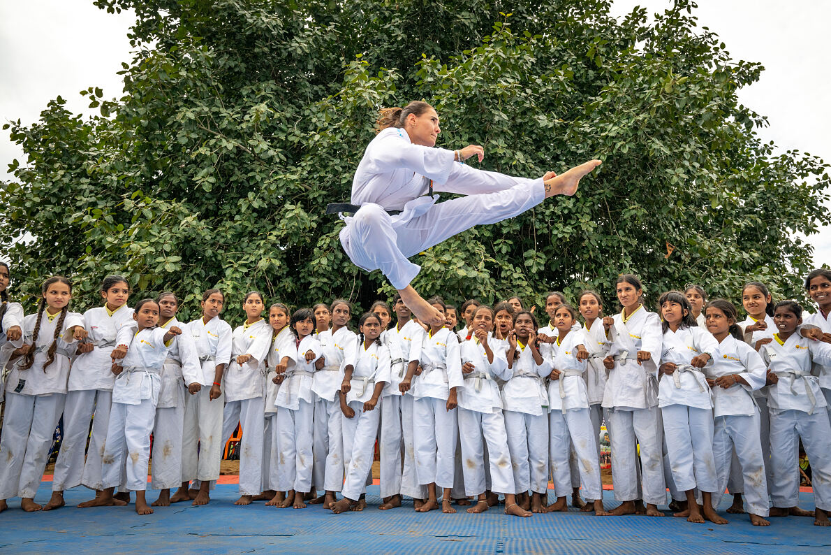 Alisa Buchinger am Sportfest in Basadhi, Indien